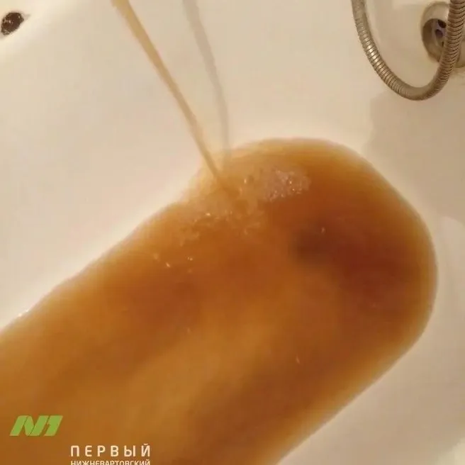 В Нижневартовске у жителей 10-го микрорайона снова ржавая вода