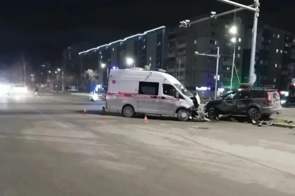 В Нижневартовске иномарка врезалась в скорую, пострадал водитель