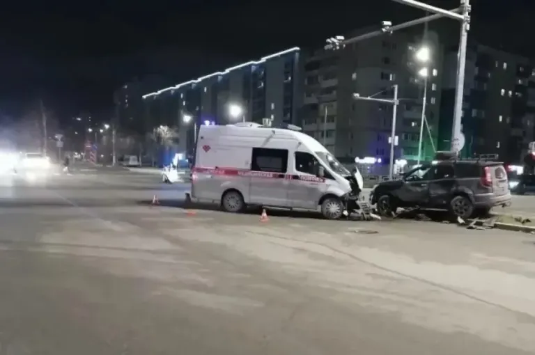 В Нижневартовске иномарка врезалась в скорую, пострадал водитель