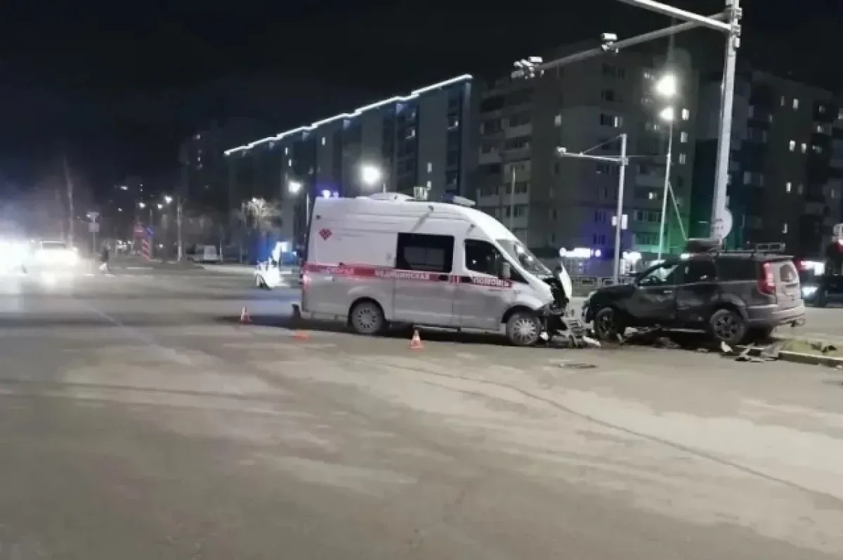 В Нижневартовске иномарка врезалась в скорую, пострадал водитель