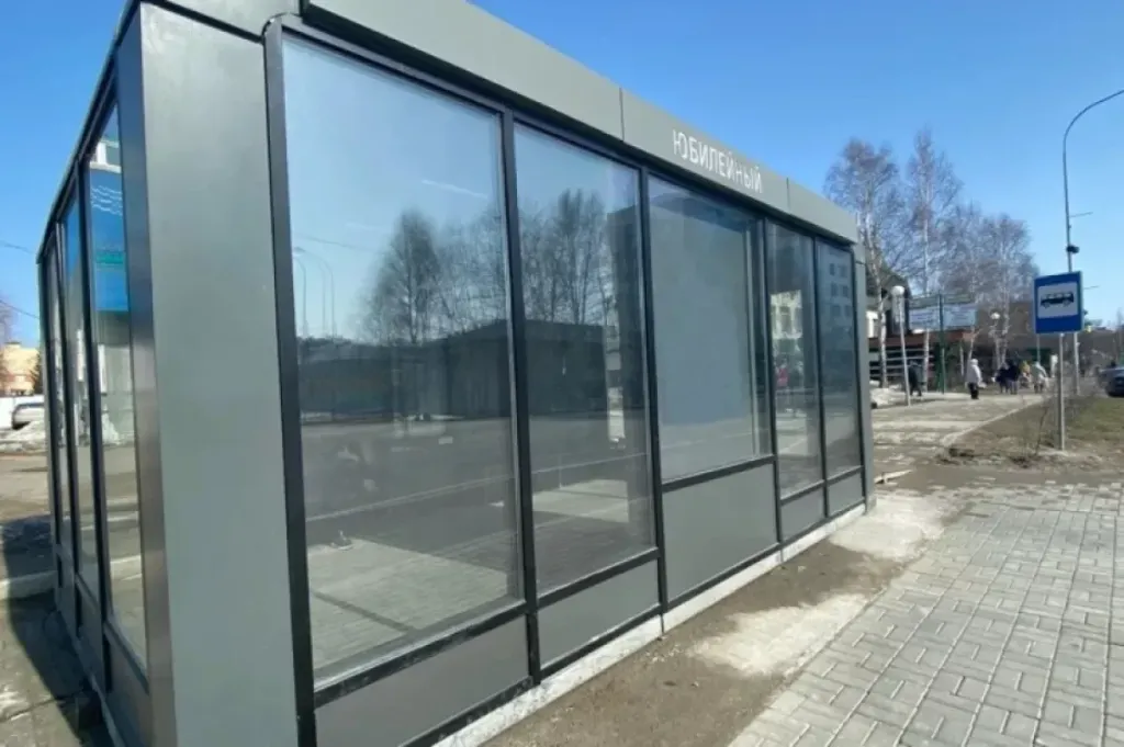 В Ханты-Мансийске подключают к сети две тёплые остановки